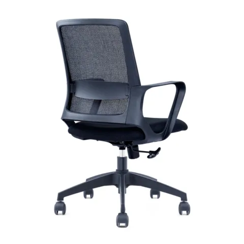Chaise de bureau ergonomique BureauPlus : dossier résille, accoudoirs enveloppants, piétement noir à roulettes.